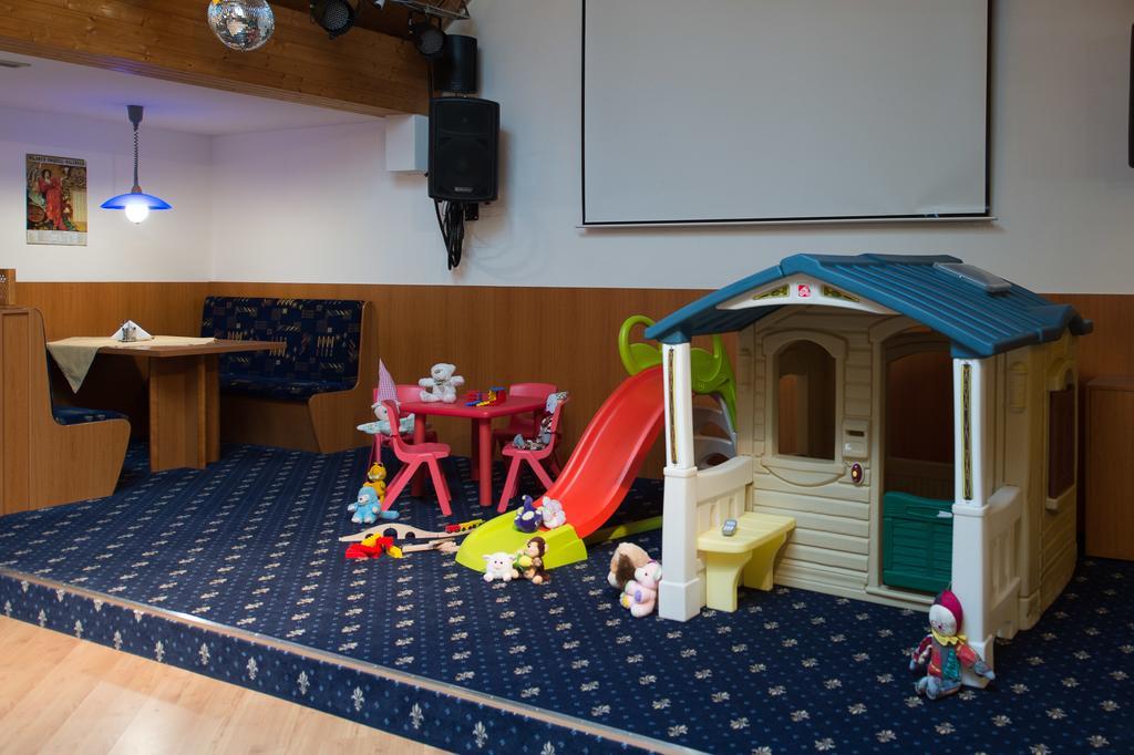 Sport-V-Hotel Hrotovice Dış mekan fotoğraf
